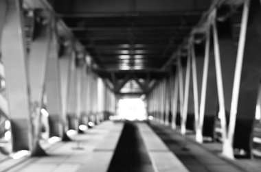 Şehirdeki köprü inşaatının manzarası