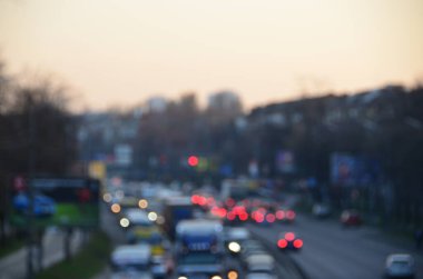 Akşamları kalabalık otoyolda hareket halindeki arabalarla şehir bulanıklaşır.