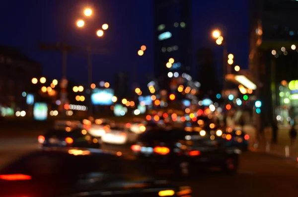 Félreállított Utcai Épületek Éjszaka Megvilágított Közúti Forgalom — Stock Fotó