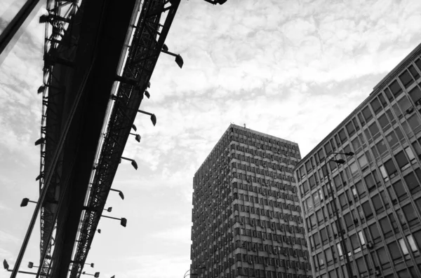 Mimari Çekim Pencereli Binalar Siyah Beyaz — Stok fotoğraf