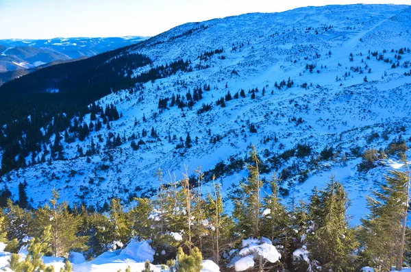 Winterlandschaft Mit Schneebedeckten Bergen Hintergrund Der Natur — Stockfoto