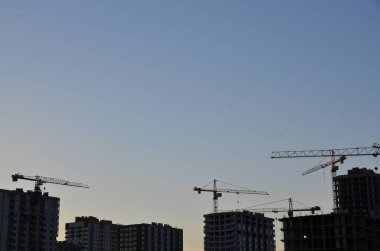 Vinçli inşaat alanı manzarası