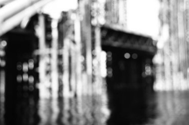 Şehirdeki köprü inşaatının manzarası