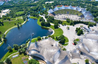 Modern şehir, yeşillik ve mimarinin havadan görünüşü