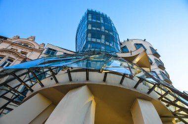 Mimari çekim, pencereli bina cephesi, siyah beyaz