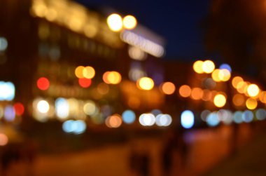 Sokak binalarının ve karayolu trafiğinin odaklanmış görüntüsü gece aydınlandı