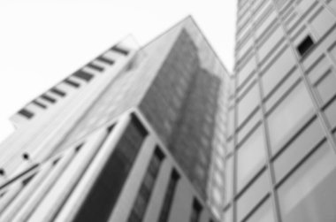 Mimari çekim, pencereli bina cephesi, siyah beyaz