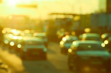 Şehirdeki yol trafiğinin bulanık görüntüsü