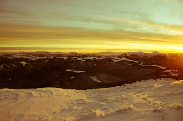 Blick Auf Die Schneebedeckten Berge Unter Wolkenverhangenem Sonnenuntergang — Stockfoto