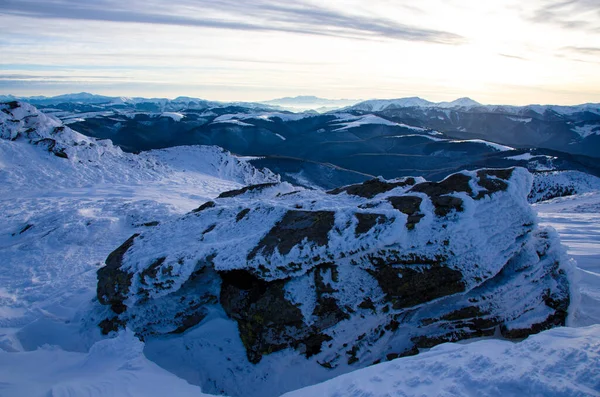 Snowcapped Montanhas Vista Sob Azul Céu Nublado — Fotografia de Stock