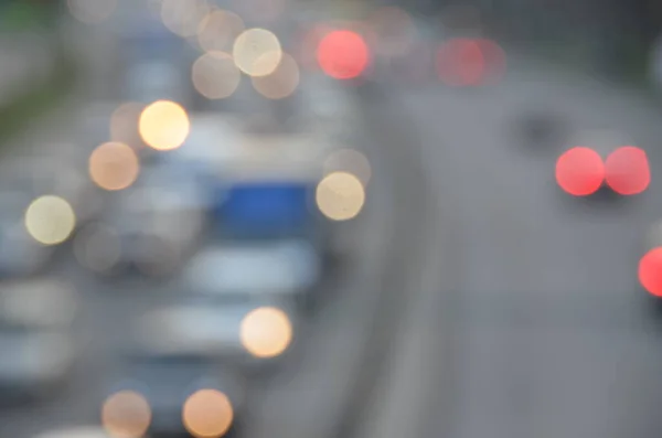 Stad Kvällen Med Bilar Rörelse Suddigt Ljus Upptagen Motorväg — Stockfoto