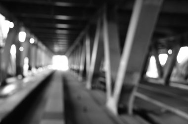 Şehirdeki köprü inşaatının manzarası