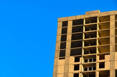 Şehirdeki modern bina cephesi