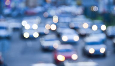 Şehirdeki yol trafiğinin bulanık görüntüsü