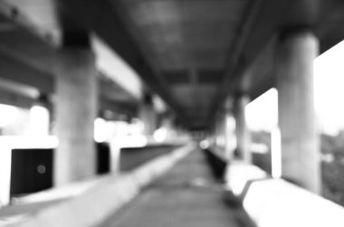 Şehirdeki köprü inşaatının manzarası