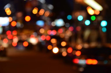 Sokak binalarının ve karayolu trafiğinin odaklanmış görüntüsü gece aydınlandı