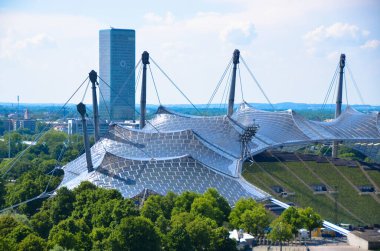 Modern şehir, yeşillik ve mimarinin havadan görünüşü