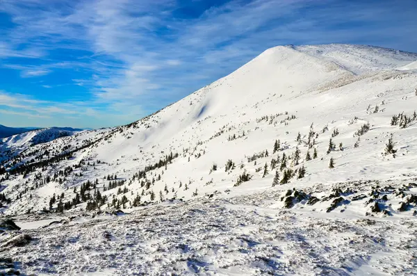 Snowcapped Montanhas Vista Sob Azul Céu Nublado — Fotografia de Stock