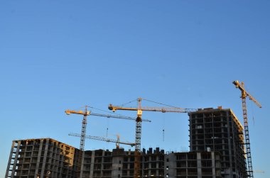 Vinçli inşaat alanı manzarası