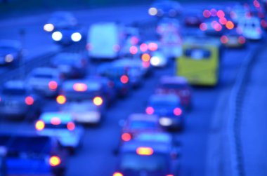 Akşamları kalabalık otoyolda hareket halindeki arabalarla şehir bulanıklaşır.