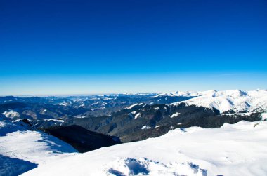 Karlı dağların kış manzarası, doğa arka planı