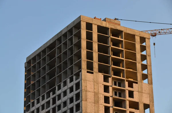 Şehirdeki modern bina cephesi