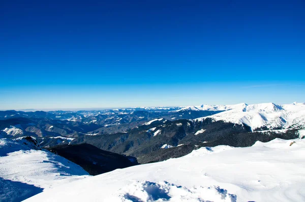 Karlı dağların kış manzarası, doğa arka planı