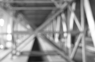 Şehirdeki köprü inşaatının manzarası