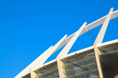 Mavi gökyüzü ile modern mimariye bakış