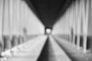 Şehirdeki köprü inşaatının manzarası