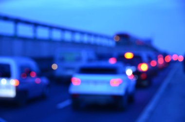 Yoğun otoyolda hareketli arabalarla şehir manzarası bulanık