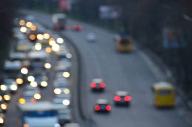 Akşamları kalabalık otoyolda hareket halindeki arabalarla şehir bulanıklaşır.