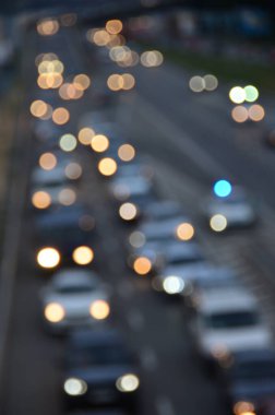 Yoğun otoyolda hareketli arabalarla şehir manzarası bulanık