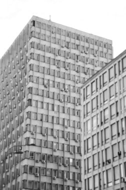 Mimari çekim, pencereli binalar, siyah beyaz