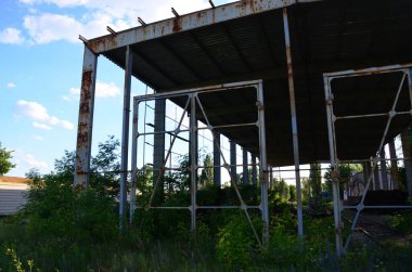 Eski metal bina, demir yapı.