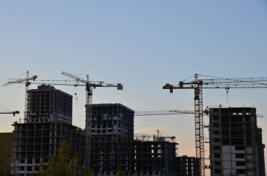 Vinçli inşaat alanı manzarası