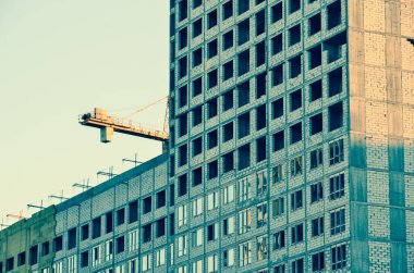 Şehirdeki modern bina cephesi