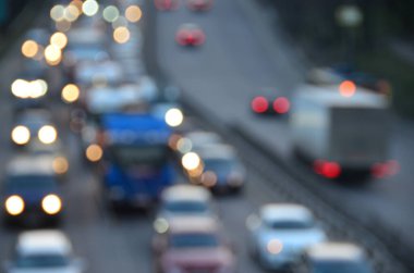 Akşamları kalabalık otoyolda hareket halindeki arabalarla şehir bulanıklaşır.