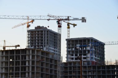 Vinçli inşaat alanı manzarası