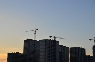 Vinçli inşaat alanı manzarası