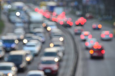 Akşamları kalabalık otoyolda hareket halindeki arabalarla şehir bulanıklaşır.