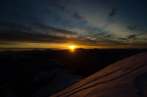 Snowcapped Góry Widok Pod Zachmurzonym Słońcem Niebo — Zdjęcie stockowe