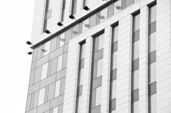 Архітектурний Знімок Фасад Будівлі Вікнами Чорно Білий — стокове фото