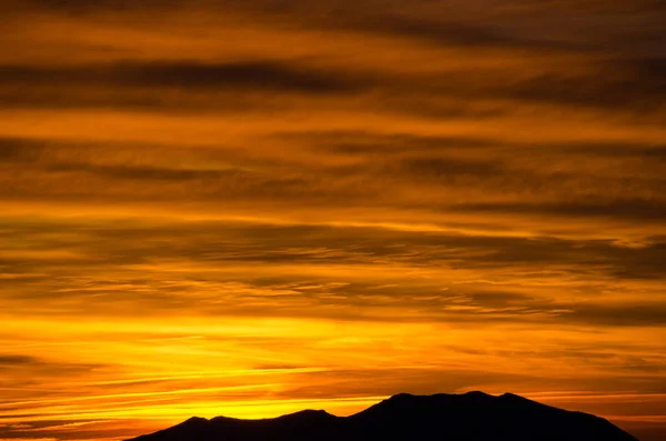 Snötäckta Berg Utsikt Molnig Solnedgång Himmel — Stockfoto