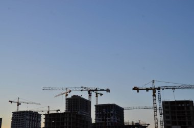 Vinçli inşaat alanı manzarası