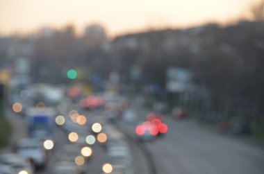 Akşamları kalabalık otoyolda hareket halindeki arabalarla şehir bulanıklaşır.