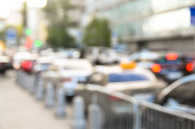 Şehirdeki yol trafiğinin bulanık görüntüsü