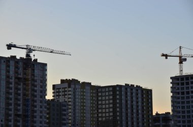 Vinçli inşaat alanı manzarası