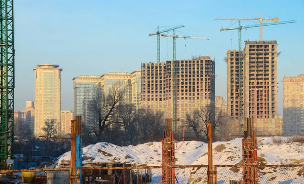 Mimari çekim, vinçlerle inşa edilen binalar