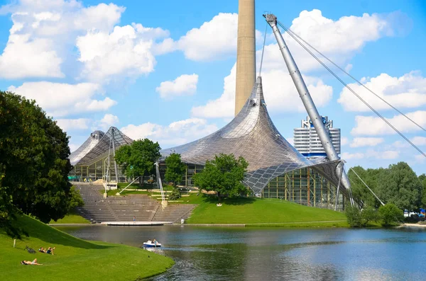 Modern şehir, yeşillik ve mimarinin havadan görünüşü